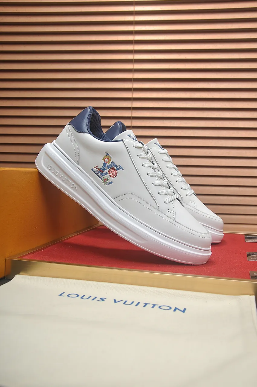 Men's men's shoes 💰640💶Original development, quality shipping, welcome to compare - LV sneaker series sports shoes introduce the loose silhouette of the ready-to-wear series into the spring and summer men's wear shows and make an eye-catching appearance. The cow leather upper is combined with rough fabric laces, and colorful beading highlights the brand's classic elements. LV letters mark the tongue and Monogram floral outsole. Mixed materials Made of top-grain cowhide, thick shoelace design, large Monogram print on the side, mesh lining and cotton feet, the comfort is as extreme as ever, premium heritage, quality first, worth owning! Size: Men’s 38-45 (45 is custom-made and cannot be returned or exchanged)
